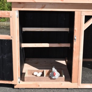 The sleeping compartment is provided with 2 perches and a laying nest