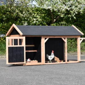 Chickencoop Belle 2 is provided with 2 large doors