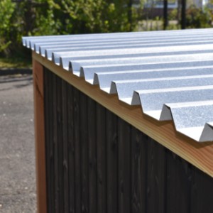 Chicken coop Belle is fitted with a corrugated sheet roof