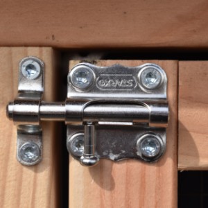 Chicken coop Belle | Smaller slide bolts on the run door