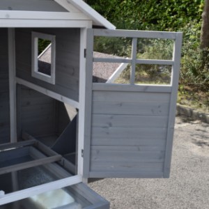 Rabbit hutch Royalty | the sleeping compartment is provided with a large door