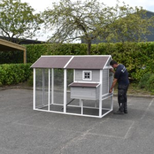Rabbit hutch Royalty | This pen has a standing height of 183 cm