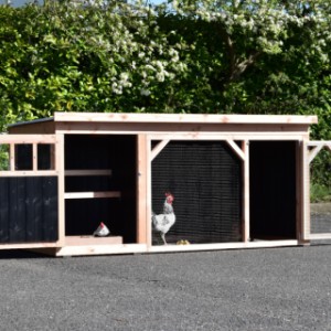 Chickencoop Belle is equipped with 2 spacious doors