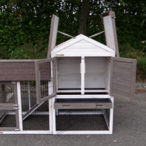 The guinea pig hutch Prestige Small has an storage attick and a tray, to clean the hutch very easily