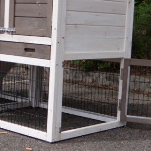 The guinea pig hutch Prestige Small offers the possibility to connect a run both on the right as on the left side