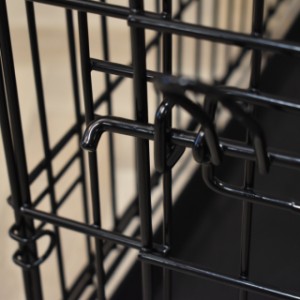The dog crate Strong L is equipped with a hook latch