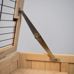 The hinged roof of indoor hutch Anna can easily stay open.