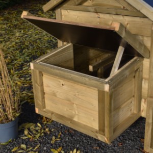 Chicken coop Eggy - The hinged roof that stays open allows you to easily collect eggs with both hands.