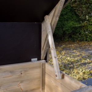 The roof of the Chicken Coop Eggy is not heavy, so it’s easy to open.