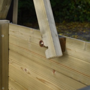 Rabbit hutch Eggy - The handy system ensures that the roof doesn’t suddenly close.