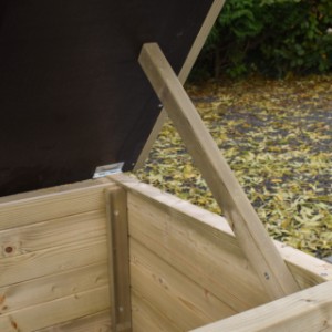 Chicken coop Eggy - The hinged roof can stay open with the simple latch.