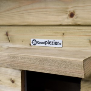 Chicken coop Eggy with 2 nesting boxes - The canopy above the opening directs rain away from the entrance.