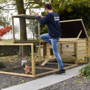 Chicken coop Eggy with run and nesting box - Because the first panel is lower, you can easily step into the run.