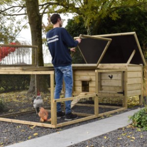 Chicken coop Eggy with run and nesting box - Smart design! The half roof opens easily for access.