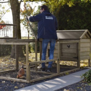 Chicken coop Eggy with run - Because the first panel is lower, you can easily step into the run.