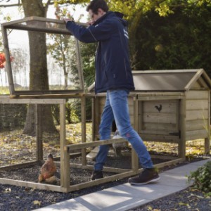 Chicken coop Eggy with run - Because the first panel is lower, you can easily step into the run.