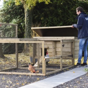 Chicken coop Eggy with run - Simple and quick, the entire coop opens up for a thorough cleaning.