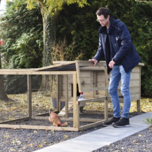 Chicken coop Eggy with run - Smart design! The half roof opens easily for access.