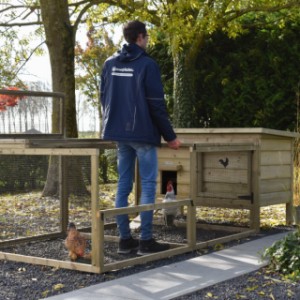 Chicken coop Eggy with run - Because the first panel is lower, you can easily step into the run.