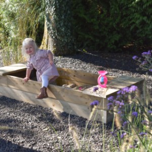 Sandbox Compact L, the favorite play spot in the garden for baking wonderful sand cakes.