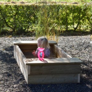Sandbox Compact L – playtime fun with comfort! The benches are perfect for a break between digging.