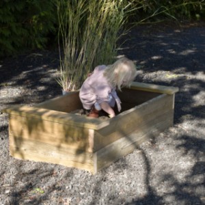 Compact M Sandbox – playtime fun with comfort! The benches are perfect for taking a break between digging.