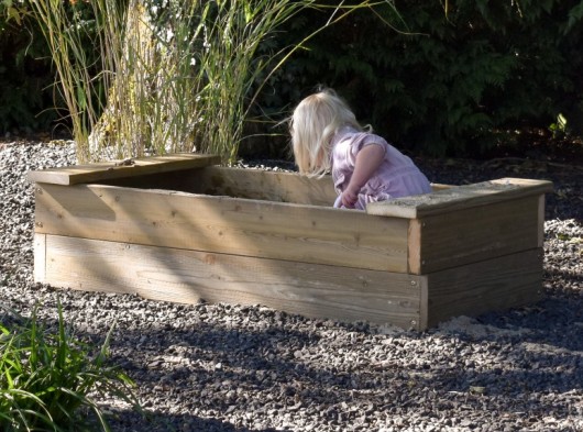 Compact M sandbox, perfect for little explorers and creative artists.