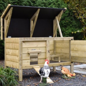 Chicken coop Eggy - The practical hinged roof and door make the coop easy to clean.