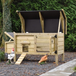 Chicken coop Eggy with nesting box - The practical hinged roof and door make the coop easy to clean.