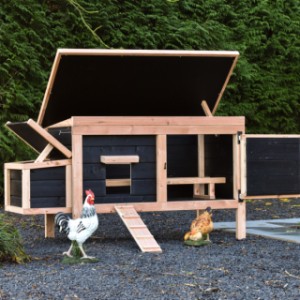 Thanks to the practical hinged roof and door, the chicken coop is easy to clean.