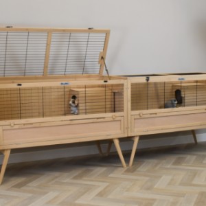 Because the indoor hutch Nina Double consists of two hutches, the roofs can be opened separately.