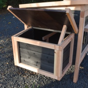 Chicken coop Eggy with nesting box - The hinged roof that stays open allows you to easily collect eggs with both hands.