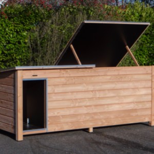 Dog House Loebas XXL - The roof is divided into 2 sections to make it easier to lift.