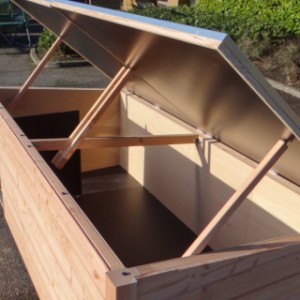 Dog House Loebas XXL - The four folding brackets make it easy to open the roof for cleaning or ventilation.