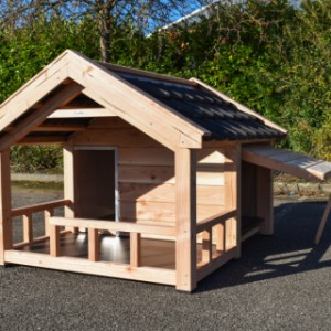 The handy side hatch of the dog house can stay open for fresh air and optimal ventilation.