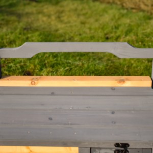 The Yara cat house is easy to carry