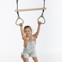 The trapeze is provided with plastic rings