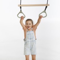 The trapeze is provided with plastic rings