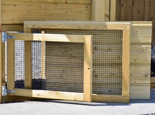 3 panels, 1 door, 1 mesh, 1 wood