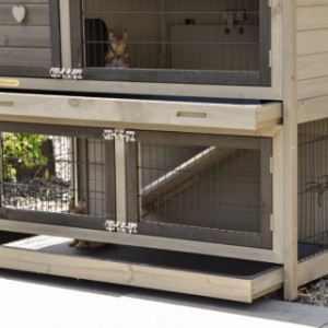 Because of the plastic trays you can clean the hutch Adrian very easily