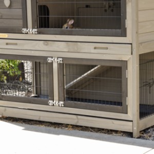 The rabbit hutch Adrian is provided with 2 plastic trays