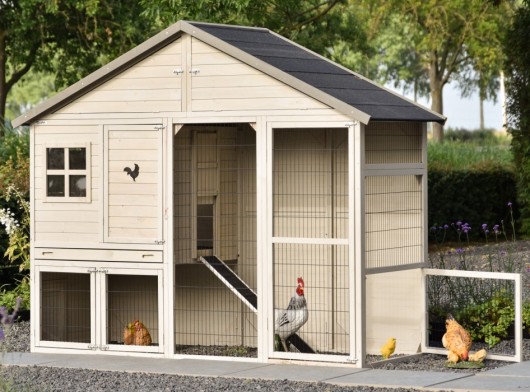 Chicken coop Holiday Large is modern, spacious, and light grey/beige in color.