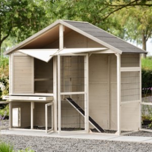 With its many doors and sliding tray, the Holiday Large chicken coop is especially user-friendly.