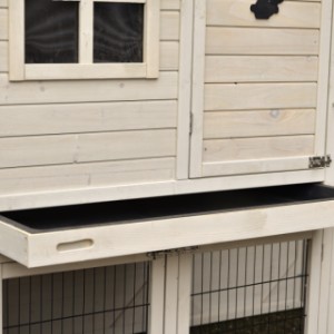 The Holiday Large chicken coop has a plastic sliding tray.