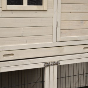 The Holiday Large chicken coop has a convenient sliding tray, making cleaning easy.