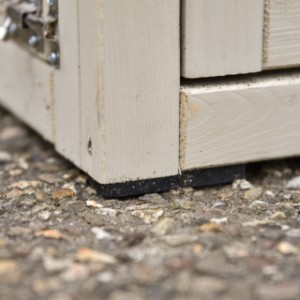 The Holiday Large chicken coop is fitted with rubber feet.