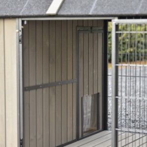 Rabbit hutch Danielle | The opening from the run to the night shelter is fitted with a slatted door