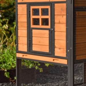 Chickencoop Judy is provided with a metal tray