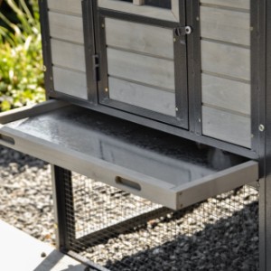 Chickencoop Judy | because of the tray you can clean the hutch very easily