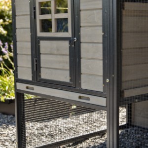 Chickencoop Judy | the sleeping compartment has a metal tray